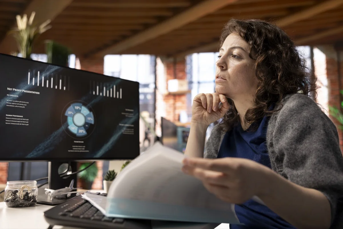 Specjalista SEO analizujący dane automatyzacji przy komputerze - ludzki nadzór nad AI