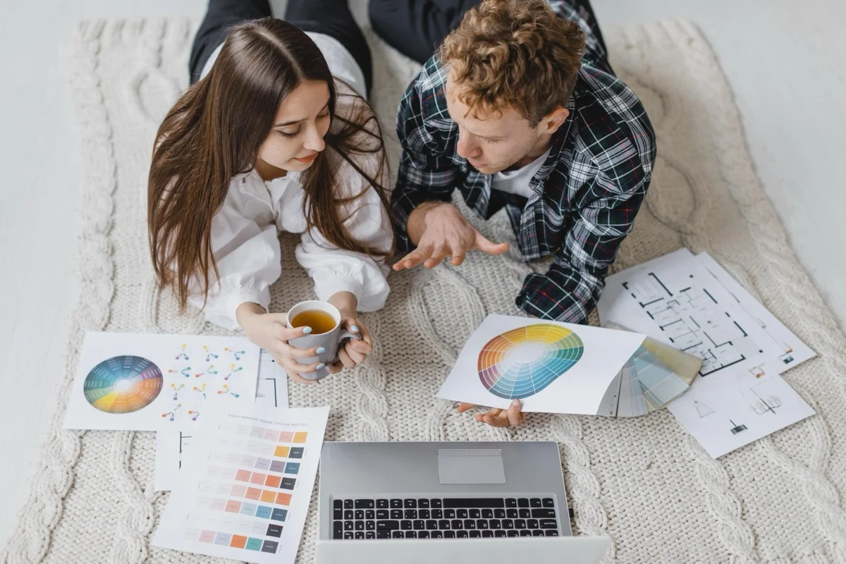 W projektowaniu cyfrowym nazwy kolorów stanowią prostszy zamiennik dla kodów szesnastkowych (HEX).