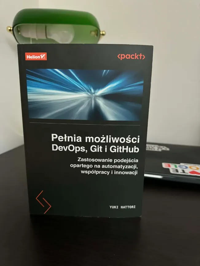 Książka "Pełnia możliwości DevOps, Git i GitHub" Yuki Hattoriego.