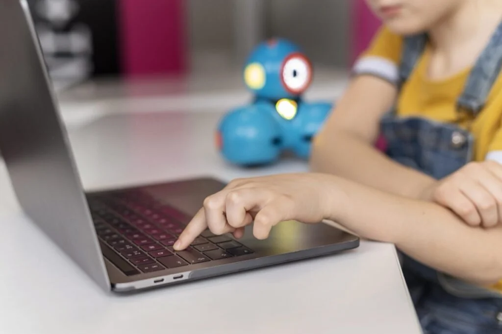 Dziecko piszące na laptopie